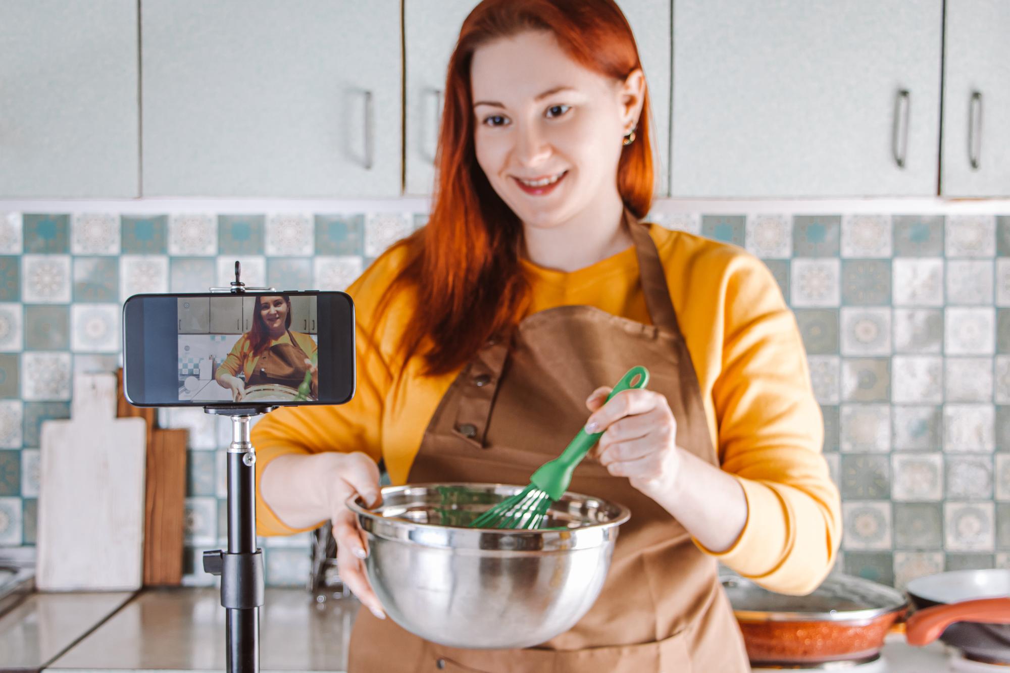 Schermo con lezione di cucina in diretta